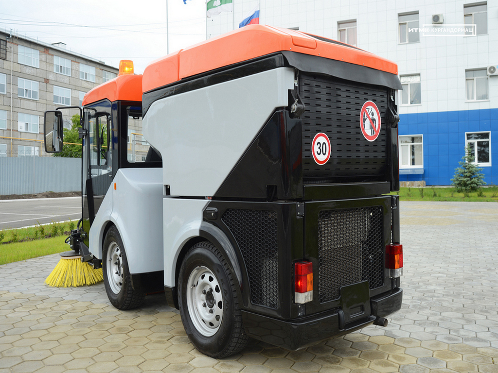 Вакуумная подметально-уборочная машина УКМ-1500